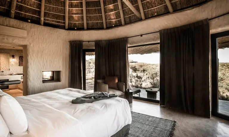 Chambre classique lors d'un safari de luxe prive dans la reserve Omaanda Huts en Namibie